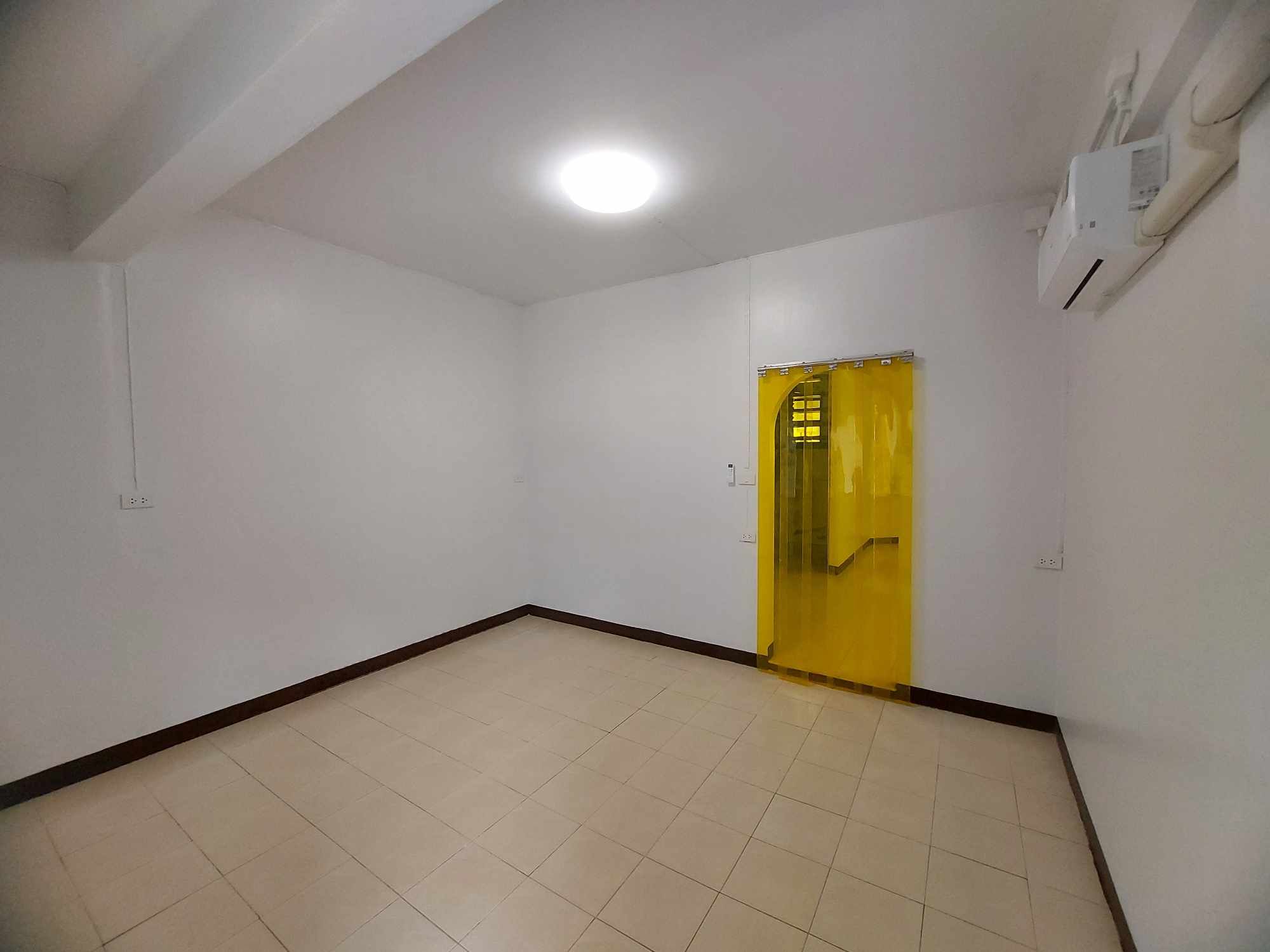 400 Sq.m. Townhome for Rent in Chang Khlan Chiang Mai | THB 25K photo 6