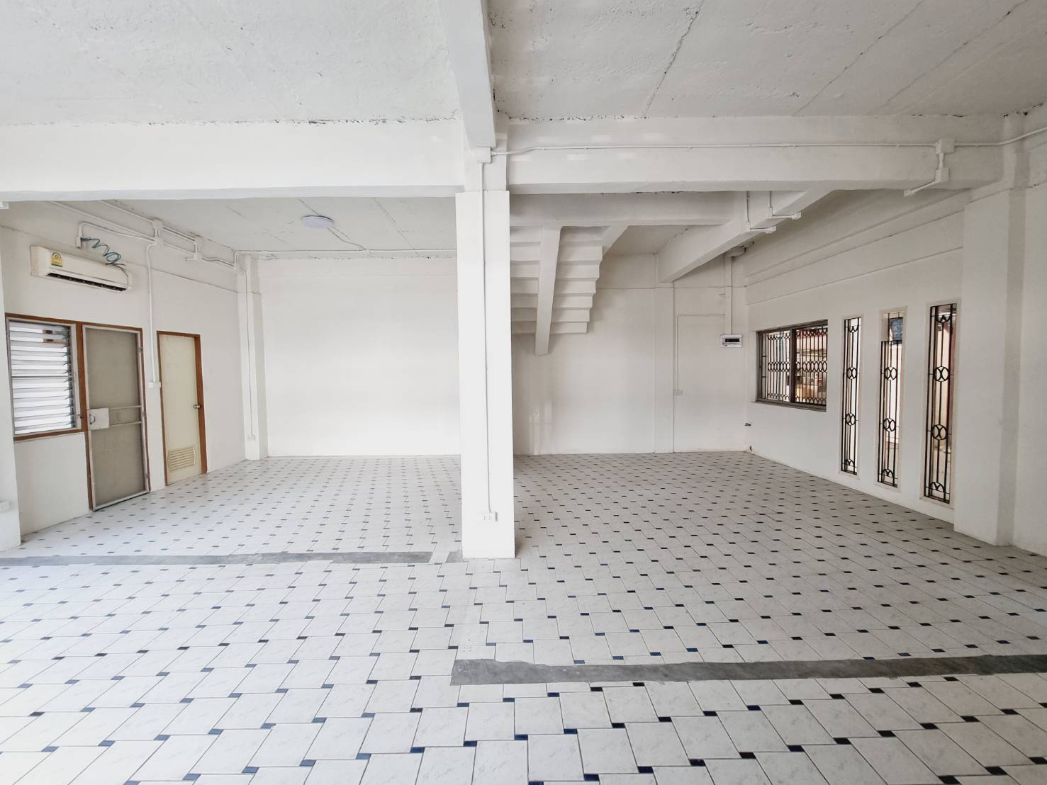 4-Storey Commercial Building for Rent Near Nimman Chiang Mai | 12 Rooms photo 3