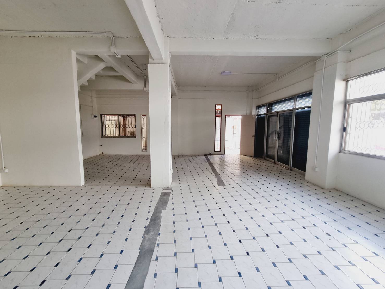 4-Storey Commercial Building for Rent Near Nimman Chiang Mai | 12 Rooms photo 4