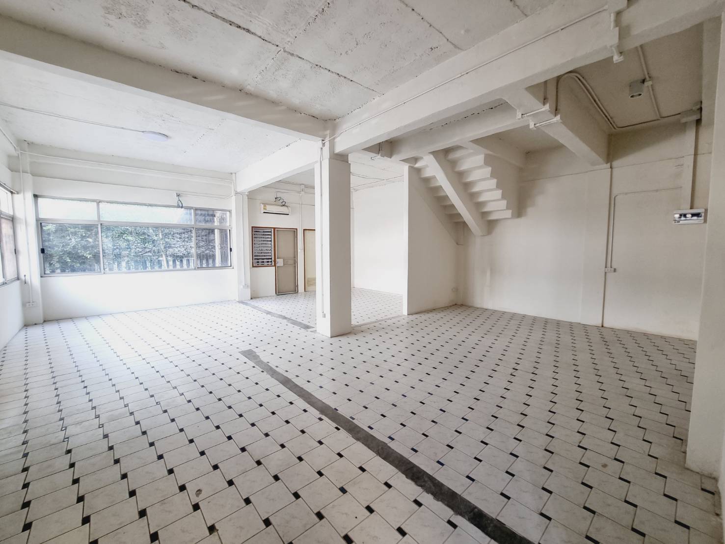 4-Storey Commercial Building for Rent Near Nimman Chiang Mai | 12 Rooms photo 2