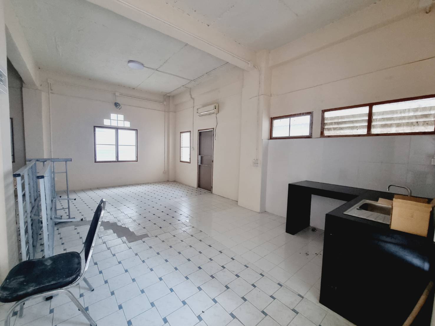 4-Storey Commercial Building for Rent Near Nimman Chiang Mai | 12 Rooms photo 6